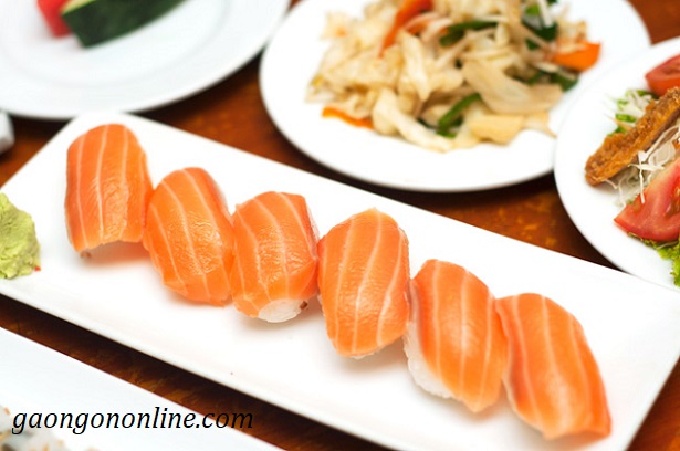 cách làm sushi cá hồi