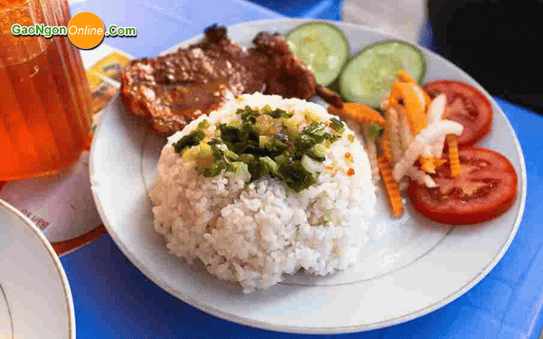 điểm bán gạo tấm nấu cơm sườn bì chả