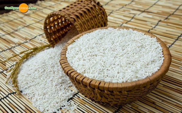 Chọn hạt nếp tròn, đều và có màu vàng nhạt tự nhiên
