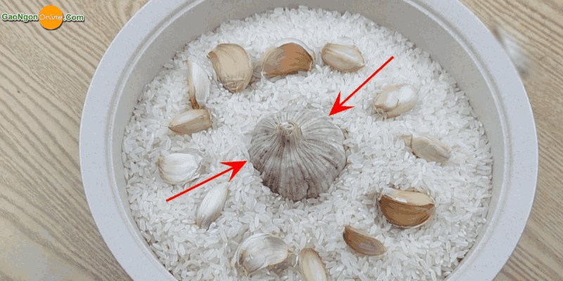 Dùng tỏi để bảo quản gạo